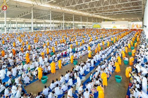 ภาพ No.222095:วันที่ 4 พฤษภาคม พ.ศ. 2568 พิธีตักบาตร เนื่องในวันอาทิตย์ต้นเดือน ณ บ้านแก้วเรือนทองคุณยายฯ วัดพระธรรมกาย