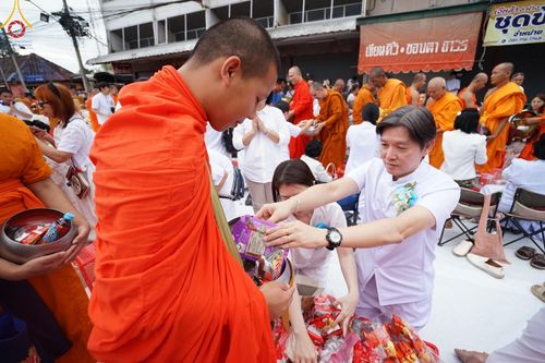 ภาพ No.146337:ตักบาตรพระ 1,384 รูป ทำบุญเมืองฝางครบรอบ 1,383 ปี ถวายเป็นพระราชกุศลแด่พระบาทสมเด็จพระเจ้าอยู่หัว เนื่องในโอกาสพระราชพิธีมหามงคล เฉลิมพระชนมพรรษา 6 รอบ 72 พรรษา วันเสาร์ที่ 27 กรกฎาคม พ.ศ.2567  ณ ถนนหน้าที่ว่าการอำเภอฝาง จ.เชียงใหม่