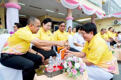 ภาพ No.241982:วันอาทิตย์ที่ 31 สิงหาคม พ.ศ. 2568 พิธีทำบุญแด่คณะสงฆ์ 122 รูป ฉลอง 121 ปี อำเภอคลองหลวง จ.ปทุมธานี เพื่อนำส่งช่วยเหลือคณะสงฆ์ 323 วัด 4 จังหวัดชายแดนภาคใต้ และช่วยเหลือประชาชนจากเหตุปะทะ แนวชายแดนไทย-กัมพูชา ณ บริเวณหน้าที่ว่าการอำเภอคลองหลวง 