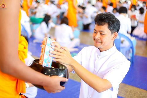 ภาพ No.240494:วันพุธที่ 27 สิงหาคม พ.ศ. 2568 พิธีตักบาตร ในวันธรรมชัย ณ วัดพระธรรมกาย จ.ปทุมธานี