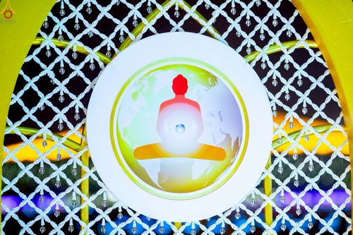 ภาพ No.224058:วันวิสาขบูชา วันอาทิตย์ที่ 11 พฤษภาคม พ.ศ. 2568 พิธีจุดวิสาขประทีป ,  พิธีเวียนประทักษิณรอบพระมหาธรรมกายเจดีย์ , พิธีฉลองชัยสวดมนต์บทธัมมจักกัปปวัตตนสูตร ครบ 7,357,000,000 จบ ณ มหารัตนวิหารคด วัดพระธรรมกาย