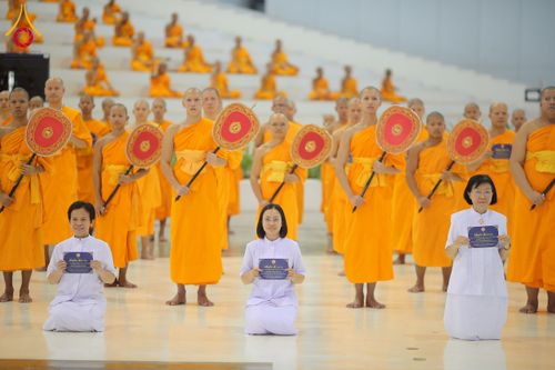 ภาพ No.237536:วันอาทิตย์ที่ 10 สิงหาคม พ.ศ.2568 พิธีมอบใบประกาศเกียรติคุณ โครงการสอบบาลี "ฉลองแชมป์" บูชาธรรม 80 ปี หลวงพ่อธัมมชโย ประจำปี 2568 และ พิธีมอบดวงแก้วสามเณรทรงบาลีไวยากรณ์ ณ สภาธรรมกายสากล วัดพระธรรมกาย ปทุมธานี