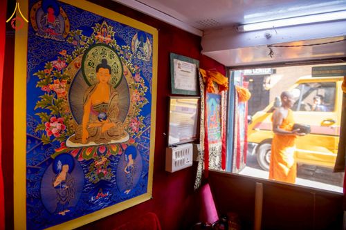 ภาพ No.213205:วันที่ 17 - 18 มีนาคม พ.ศ. 2568 คณะสงฆ์และสามเณรเดินบิณฑบาต รอบเมืองในพื้นที่ วัดสยมภูวนาถและราชวังปาตัน ณ เมืองกาฐมาณฑุ ประเทศเนปาล