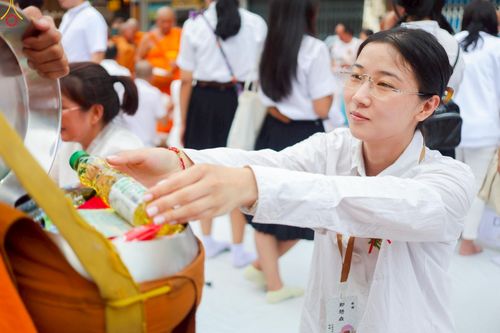 ภาพ No.237155:วันอาทิตย์ที่ 10 สิงหาคม พ.ศ. 2568 มหาสังฆทานครั้งยิ่งใหญ่ ตักบาตรพระ 10,000 รูป ถ.นิพัทธ์อุทิศ 3 ใจกลางนครหาดใหญ่ จ.สงขลา (ชุดที่ 2)