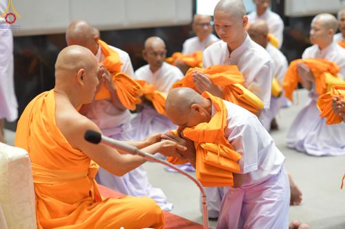 ภาพ No.199766:โครงการอุปสมบทหมู่บูชาธรรม 116 ปี คุณยายอาจารย์มหารัตนอุบาสิกาจันทร์ ขนนกยูง โครงการอุปสมบทหมู่ธรรมทายาท ระดับอุดมศึกษา รุ่นที่ 51 ภาคฤดูหนาว  ณ โบสถ์พระไตรปิฏก วัดพระธรรมกาย จ.ปทุมธานี  วันที่ 11 มกราคม พ.ศ. 2568 โดยมีพระครูปลัดรัตนวีรวัฒน์ เจ้าอาวาสวัด