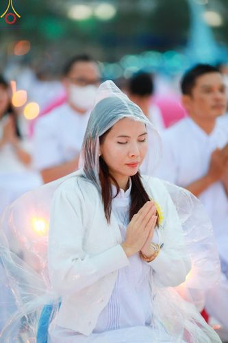 ภาพ No.118280:พิธีจุดประทีปถวายเป็นพุทธบูชา และบูชาธรรมมหาปูชนียาจารย์ พระมงคลเทพมุนี(สด จนฺทสโร) วันที่ 24 มกราคม พ.ศ. 2567 ณ อนุสรณ์สถานบางปลา อ.บางเลน จ.นครปฐม
