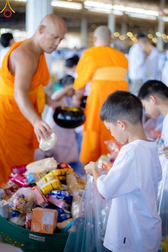 ภาพ No.151095:พิธีตักบาตร ในวันอาทิตย์ต้นเดือน วันที่ 1 กันยายน พ.ศ. 2567 ณ สภาธรรมกายสากล วัดพระธรรมกาย