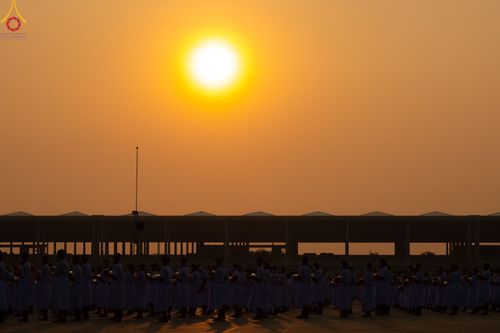 ภาพ No.79689:พิธีเวียนประทักษิณ ณ พระมหาธรรมกายเจดีย์ และพิธีวันทาเจดีย์ ในโครงการบรรพชาสามเณรฟื้นฟูพระพุทธศาสนาทั่วไทย วันเสาร์ที่ 8 เมษายน พ.ศ.2566