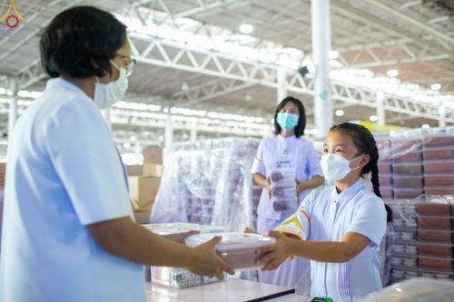 ภาพ No.84423:พิธีถวายผ้าอาบน้ำฝนและประทีปโคมไฟ ในวันอาสาฬหบูชา ณ ห้องแก้วสารพัดนึก 1 วัดพระธรรมกาย วันอังคารที่ 1 สิงหาคม พ.ศ. 2566