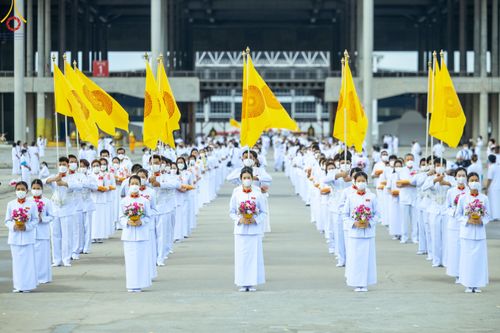 ภาพ No.82622:พิธีเวียนประทักษิณ, พิธีวันทาเจดีย์ ณ มหาธรรมกายเจดีย์  พิธีบรรพชาหมู่พระพี่เลี้ยงเข้าพรรษา, ธรรมทายาทอุดมศึกษา รุ่นที่ 50(ภาคฤดูฝน) และธรรมทายาทพุทธศาสตร์สากล รุ่นที่ 7 (ภาคฤดูฝน) วันเสาร์ที่ 17 มิถุนายน พ.ศ. 2566 ณ  โบสถ์พระไตรปิฎก วัดพระธรรมกาย จ.ปทุม