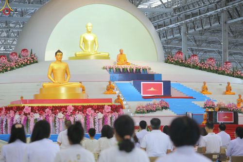 ภาพ No.83603:พิธีวางแผ่นจารึกชื่อและพิธีวางพวงมาลัยสักการะพระประธาน วันอาทิตย์ที่ 16 กรกฎาคม พ.ศ. 2566 ณ รัตนบัลลังก์ สภาธรรมกายสากล วัดพระธรรมกาย