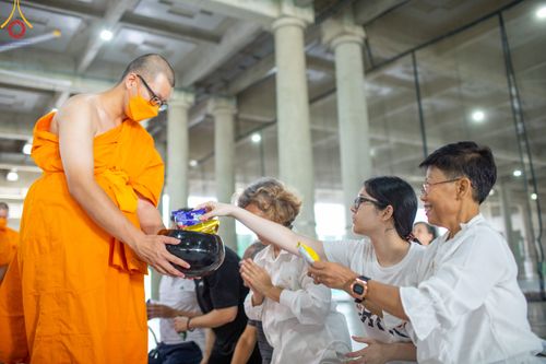 ภาพ No.82912:พิธีตักบาตรฉลองพระบวชใหม่  โครงการธรรมทายาทอุปสมบทหมู่อุดมศึกษา  รุ่นที่50 ภาคฤดูฝน วันเสาร์ที่ 24 มิถุนายน พ.ศ.2566 ณ มหารัตนวิหารคด คอร์ 6 วัดพระธรรมกาย