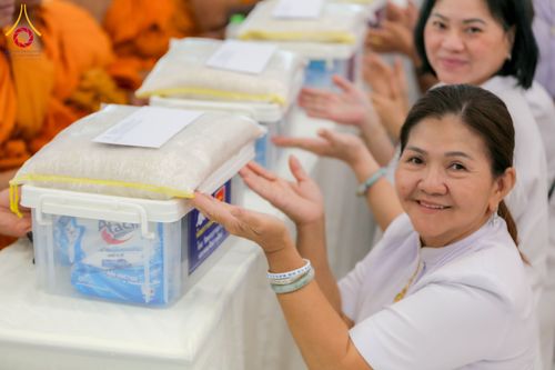 ภาพ No.313777:วันเสาร์ที่ 14 มีนาคม พ.ศ. 2569 พิธีตักบาตรแด่คณะสงฆ์ 323 วัด 4 จังหวัดชายแดนภาคใต้ พิธีถวายสังฆทานแด่คณะสงฆ์ 323 วัด ปีที่ 22 ครั้งที่ 183 พิธีมอบกองทุนหนุนแรงใจช่วยครูใต้ ปีที่ 19 ครั้งที่ 146 และพิธีทำบุญอุทิศส่วนกุศลให้ผู้วายชนม์ ณ ศูนย์ปฏิบัติธรรมภา