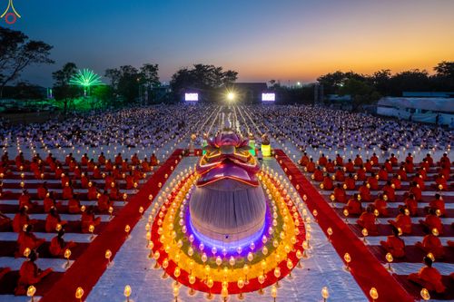 ภาพ No.294106:วันที่ 13 มกราคม พ.ศ. 2569 พิธีจุดประทีปถวายเป็นพุทธบูชา และบูชาธรรมมหาปูชนียาจารย์  (ภาพชุดที่ 2) ณ วัดสองพี่น้อง ต.ต้นตาล อ.สองพี่น้อง จ.สุพรรณบุรี ในโครงการธรรมยาตรา กตัญญูบูชา มหาปูชนียาจารย์ พระมงคลเทพมุนี(สด จนฺทสโร) พระผู้ปราบมาร อนุสรณ์สถาน 7 แห่