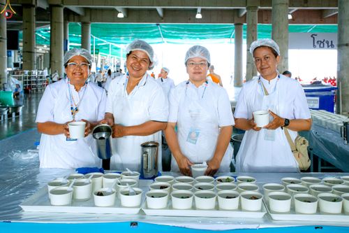 ภาพ No.325800:วันที่ 22 เมษายน พ.ศ.2569(วันคุ้มครองโลก) งานถวายมหาสังฆทาน 40,000 กว่าวัดทั่วประเทศ เจ้าหน้าที่ สาธุชน ร่วมใจจัดเตรียมภัตตาหารเพล (ชุด 2)