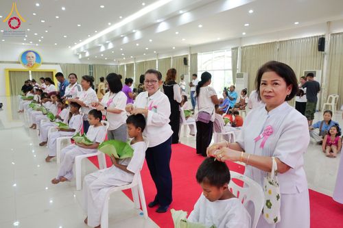 ภาพ No.319872:วันเสาร์ที่ 4 เมษายน พ.ศ.2569 พิธีตัดปอยผมและปลงผม พิธีขอขมาผู้ปกครองและมอบผ้าไตร พิธีบรรพชาและถวายบาตร ณ ศูนย์ปฏิบัติธรรมและศูนย์อบรมเยาวชนเพชรบุรี  ต.ท่าแลง อ.ท่ายาง จ.เพชรบุรี