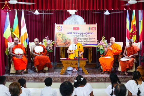 ภาพ No.317828:วันที่ 1 เมษายน พ.ศ. 2569 พิธีสวดธัมมจักกัปปวัตตนสูตรนานาชาติ ในวันพระใหญ่ ขึ้น 15 ค่ำ เดือน 5 (Poya Day)  ณ ศรีธรรมนันทะปิริเวนะ เเละ  วัดวิมลวิหาร นาวละ ประเทศศรีลังกา