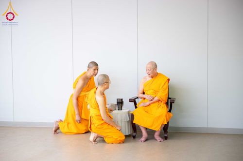 ภาพ No.313100:วันที่ 4 มีนาคม พ.ศ. 2559 หลวงพ่อทัตตชีโว รองเจ้าอาวาสวัดพระธรรมกาย ได้เมตตาถวายการต้อนรับปฏิสันถารพระอาคันตุกะจาก 19 ประเทศ ที่เดินทางมาร่วมงานวันมาฆบูชา ณ วัดพระธรรมกาย