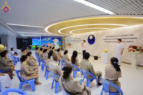 ภาพ No.311484:วันจันทร์ที่ 23 กุมภาพันธ์ พ.ศ. 2569 เปิดโลกทัศน์ผู้บริหารสถานศึกษายุคใหม่ เรียนรู้ต้นแบบการพัฒนาคนผ่านพลัง “บวร–V-Star” ผู้เข้ารับการพัฒนาตามโครงการ สพฐ. ศึกษาดูงานวัดพระธรรมกาย เสริมภาวะผู้นำคุณธรรมสู่การบริหารโรงเรียนอย่างยั่งยืน ณ อาคาร 100 ปี คุณยาย