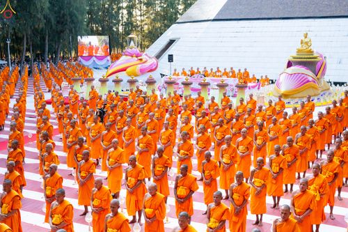 ภาพ No.290066:วันที่ 6 มกราคม พ.ศ. 2569 พิธีจุดประทีปถวายเป็นพุทธบูชา และบูชาธรรมมหาปูชนียาจารย์ (ภาพชุดที่ 2) ณ อนุสรณ์สถานมหาวิหารพระมงคลเทพมุนี (โลตัสแลนด์) อ.สองพี่น้อง จ.สุพรรณบุรี ในโครงการธรรมยาตรา กตัญญูบูชา มหาปูชนียาจารย์ พระมงคลเทพมุนี(สด จนฺทสโร) พระผู้ปรา