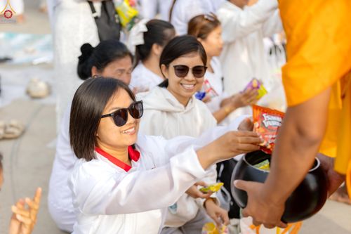 ภาพ No.302695:วันที่ 24 มกราคม พ.ศ. 2569 พิธีตักบาตรพระธรรมยาตรา(ภาพชุดที่ 2) ณ อนุสรณ์สถานลำดับที่ 5 สถานที่เผยแผ่วิชชาธรรมกายครั้งแรก อนุสรณ์สถานบางปลา วัดบางปลา อำเภอบางเลน จังหวัดนครปฐม ในโครงการธรรมยาตรา กตัญญูบูชา มหาปูชนียาจารย์ พระมงคลเทพมุนี(สด จนฺทสโร) พระผู