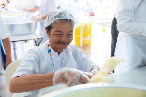 ภาพ No.325829:วันที่ 22 เมษายน พ.ศ.2569(วันคุ้มครองโลก) งานถวายมหาสังฆทาน 40,000 กว่าวัดทั่วประเทศ เจ้าหน้าที่ สาธุชน ร่วมใจจัดเตรียมภัตตาหารเพล (ชุด 2)