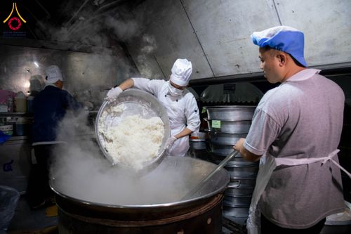 ภาพ No.287990:วันที่ 4 มกราคม พ.ศ. 2569 พิธีถวายภัตตาหารเป็นสังฆทาน แด่พระธรรมยาตรา ในโครงการธรรมยาตรา กตัญญูบูชา มหาปูชนียาจารย์ พระมงคลเทพมุนี(สด จนฺทสโร) พระผู้ปราบมาร อนุสรณ์สถาน 7 แห่ง ปีที่ 14 ณ อนุสรณ์สถานมหาวิหารพระมงคลเทพมุนี (โลตัสแลนด์) อ.สองพี่น้อง จ.สุพรร