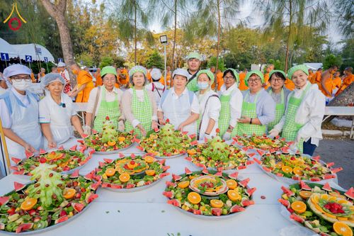 ภาพ No.289583:วันที่ 7 มกราคม พ.ศ. 2569 พิธีถวายภัตตาหารเป็นสังฆทาน แด่พระธรรมยาตรา ในโครงการธรรมยาตรา กตัญญูบูชา มหาปูชนียาจารย์ พระมงคลเทพมุนี(สด จนฺทสโร) พระผู้ปราบมาร อนุสรณ์สถาน 7 แห่ง ปีที่ 14 ณ อนุสรณ์สถานมหาวิหารพระมงคลเทพมุนี (โลตัสแลนด์) อ.สองพี่น้อง จ.สุพรร