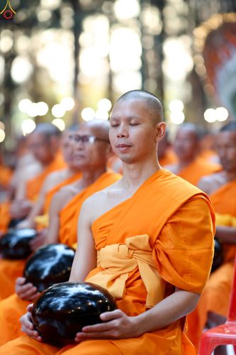 ภาพ No.289177:วันที่ 7 มกราคม พ.ศ. 2569 พิธีตักบาตรพระธรรมยาตรา ณ อนุสรณ์สถานลำดับที่ 1 สถานที่เกิดด้วยรูปกายเนื้อ อนุสรณ์สถานมหาวิหารพระมงคลเทพมุนี (โลตัสแลนด์) อ.สองพี่น้อง จ.สุพรรณบุรี ในโครงการธรรมยาตรา กตัญญูบูชา มหาปูชนียาจารย์ พระมงคลเทพมุนี(สด จนฺทสโร) พระผู้ป