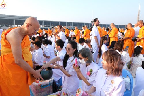 ภาพ No.279860:วันที่ 1 มกราคม พ.ศ.2569 พิธีตักบาตรในวันขึ้นปีใหม่ ณ ลานธรรม วัดพระธรรมกาย