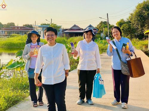 ภาพ No.300433:ภาพเบื้องหลังอาสาสมัครรวมใจ ชุดที่ 3 ในโครงการธรรมยาตรา กตัญญูบูชา มหาปูชนียาจารย์ พระมงคลเทพมุนี(สด จนฺทสโร) พระผู้ปราบมาร อนุสรณ์สถาน 7 แห่ง ปีที่ 14