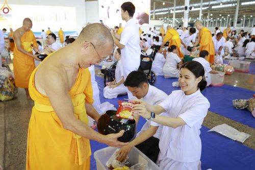 ภาพ No.318200:วันอาทิตย์ต้นเดือนที่ 5 เมษายน พ.ศ.2569 พิธีตักบาตร ณ บ้านแก้วเรือนทองคุณยายอาจารย์ฯ วัดพระธรรมกาย