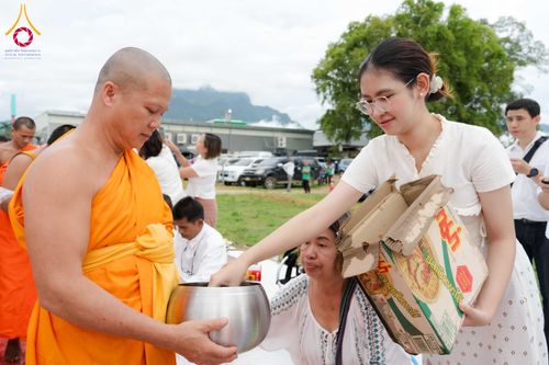 ภาพ No.330362:วันเสาร์ที่ 30 พฤษภาคม พ.ศ.2569 พิธีทำบุญฉลองครบรอบ 117 ปี เมืองเชียงดาว  ตักบาตรพระ 1,112 รูป และ พิธีทักษิณานุปาทานแด่พระนเรศวรมหาราช ณ ตลาดฟ้าเพียงดาว อ.เชียงดาว จ.เชียงใหม่