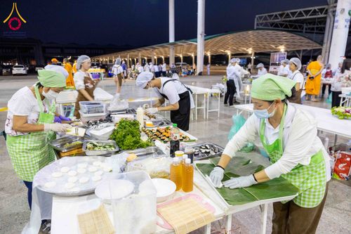 ภาพ No.303439:วันที่ 27 มกราคม พ.ศ. 2569 พิธีถวายภัตตาหารเป็นสังฆทาน แด่พระธรรมยาตรา ณ วัดพระธรรมกาย  จังหวัดปทุมธานี ในโครงการธรรมยาตรา กตัญญูบูชา มหาปูชนียาจารย์ พระมงคลเทพมุนี(สด จนฺทสโร) พระผู้ปราบมาร อนุสรณ์สถาน 7 แห่ง ปีที่ 14