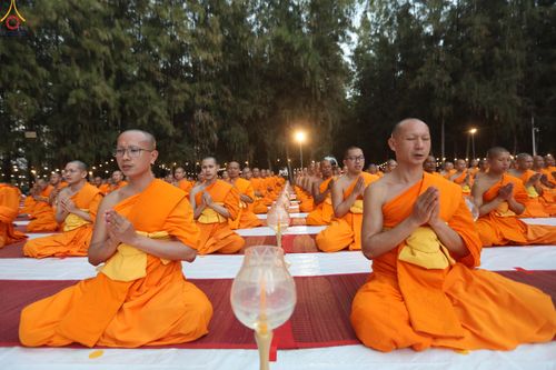 ภาพ No.290118:วันที่ 6 มกราคม พ.ศ. 2569 พิธีจุดประทีปถวายเป็นพุทธบูชา และบูชาธรรมมหาปูชนียาจารย์ (ภาพชุดที่ 2) ณ อนุสรณ์สถานมหาวิหารพระมงคลเทพมุนี (โลตัสแลนด์) อ.สองพี่น้อง จ.สุพรรณบุรี ในโครงการธรรมยาตรา กตัญญูบูชา มหาปูชนียาจารย์ พระมงคลเทพมุนี(สด จนฺทสโร) พระผู้ปรา