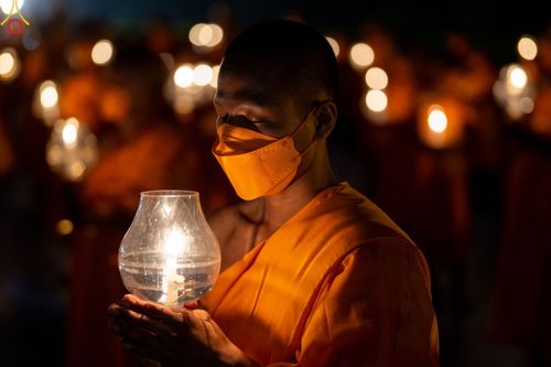 ภาพ No.78228:พิธีจุดประทีปและเวียนประทักษิณถวายเป็นพุทธบูชา ในโครงการบรรพชาสามเณรหมู่ ณ ลุมพินีวัน ประเทศเนปาล  วันที่ 16 มีนาคม พ.ศ. 2566