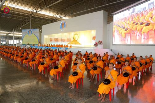 ภาพ No.215168:วันอาทิตย์ต้นเดือนที่ 6 เมษายน พ.ศ. 2568 พิธีตักบาตรข้าวสารอาหารแห้ง ณ บ้านแก้วเรือนทองคุณยาย สภาธรรมกายสากล วัดพระธรรมกาย