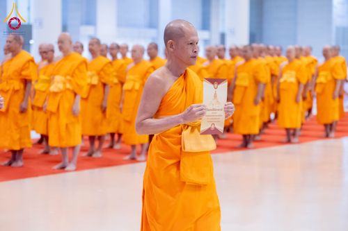 ภาพ No.284811:วันอาทิตย์ที่ 14 ธันวาคม พ.ศ.2568  พิธีปฏิบัติธรรม พิธีถวายภัตตาหารเป็นสังฆทาน พิธีมอบต้นสมบัติจักรพรรดิ ถวายแด่เจ้าอาวาสและประธานสงฆ์ 236 ศูนย์ส่งเสริมศีลธรรมทั่วโลก ณ สภาธรรมกายสากล วัดพระธรรมกาย