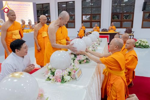 ภาพ No.294253:วันอาทิตย์ที่ 14 ธันวาคม พ.ศ.2568 พิธีเจริญพระพุทธมนต์สมโภชดวงแก้วลูกนิมิตเอก และดวงแก้วนิมิตปฏิบัติธรรม อัญเชิญประดิษฐาน  ณ วัดพระธรรมกายในประเทศสหรัฐอเมริกาและประเทศเยอรมนี 7 แห่ง ณ อาคารปลูกศรัทธา 2 วัดพระธรรมกาย