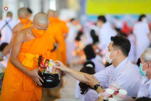 ภาพ No.76789:พิธีตักบาตรข้าวสารอาหารแห้ง  ณ บ้านแก้วเรือนทองคุณยายฯ สภาธรรมกายสากล  วัดพระธรรมกาย จ.ปทุมธานี  ในวันอาทิตย์ต้นเดือนที่ 6 มีนาคม พ.ศ. 2566