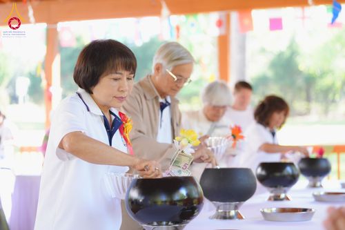 ภาพ No.321603:วันอาทิตย์ที่ 12 เมษายน พ.ศ.2569 กิจกรรมงานบุญวันสงกรานต์ (ตักบาตร ขอขมาพ่อแม่ สรงน้ำพระ รดน้ำขอพร) ณ วัดพระธรรมกายจอร์เจีย ประเทศสหรัฐอเมริกา