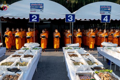 ภาพ No.292715:วันที่ 12 มกราคม พ.ศ. 2569 พิธีถวายภัตตาหารเป็นสังฆทาน แด่พระธรรมยาตรา ณ อนุสรณ์สถานมหาวิหารพระมงคลเทพมุนี (โลตัสแลนด์) อ.สองพี่น้อง จ.สุพรรณบุรี ในโครงการธรรมยาตรา กตัญญูบูชา มหาปูชนียาจารย์ พระมงคลเทพมุนี(สด จนฺทสโร) พระผู้ปราบมาร อนุสรณ์สถาน 7 แห่ง ปี