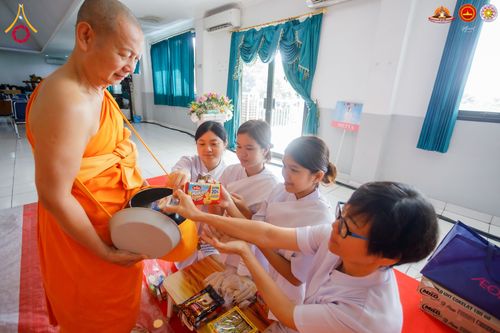 ภาพ No.283542:วันอาทิตย์ที่ 21 ธันวาคม  2568 พิธีบิณฑบาตฉลองสามเณรใหม่ ประเทศอินโดนีเซีย
