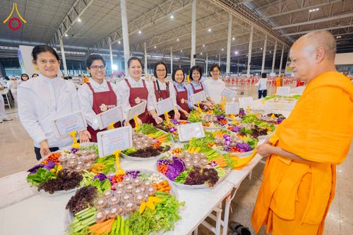 ภาพ No.303518:วันที่ 27 มกราคม พ.ศ. 2569 พิธีถวายภัตตาหารเป็นสังฆทาน แด่พระธรรมยาตรา ณ วัดพระธรรมกาย  จังหวัดปทุมธานี ในโครงการธรรมยาตรา กตัญญูบูชา มหาปูชนียาจารย์ พระมงคลเทพมุนี(สด จนฺทสโร) พระผู้ปราบมาร อนุสรณ์สถาน 7 แห่ง ปีที่ 14