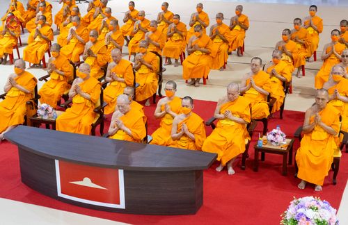 ภาพ No.86434:วันธรรมชัย ปีที่ 55 พิธีทอดผ้าป่ากฐินสมทบครั้งที่1, พิธีเจริญพุทธมนต์ ลูกนิมิตมหาสมบัติฯ พิธีจุดประทีป,พิธีฉลองชัยสวดมนต์บทธัมมจักกัปปวัตนสูตร วันอาทิตย์ที่ 27 สิงหาคม พ.ศ.2566 ณ สภาธรรมกายสากล / มหารัตนวิหารคด วัดพระธรรมกาย