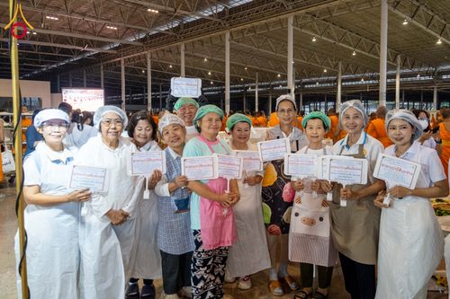 ภาพ No.303208:วันที่ 26 มกราคม พ.ศ. 2569 พิธีถวายภัตตาหารเป็นสังฆทาน แด่พระธรรมยาตรา ณ วัดพระธรรมกาย  จังหวัดปทุมธานี ในโครงการธรรมยาตรา กตัญญูบูชา มหาปูชนียาจารย์ พระมงคลเทพมุนี(สด จนฺทสโร) พระผู้ปราบมาร อนุสรณ์สถาน 7 แห่ง ปีที่ 14