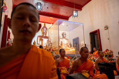 ภาพ No.297249:วันที่ 15 มกราคม พ.ศ.2569 พระธรรมยาตราปฏิบัติธรรมและถ่ายภาพหมู่ประวัติศาสตร์ อนุสรณ์สถานลำดับที่ 4 สถานที่เกิดด้วยกายธรรม  ณ วัดโบสถ์บน ต.บางคูเวียง จ.นนทบุรี ในโครงการธรรมยาตรา กตัญญูบูชา มหาปูชนียาจารย์ พระมงคลเทพมุนี(สด จนฺทสโร) พระผู้ปราบมาร อนุสรณ์ส