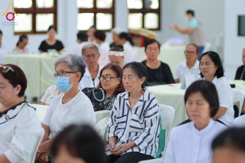 ภาพ No.327439:วันศุกร์ที่ 1 พฤษภาคม พ.ศ. 2569 รวมใจพสกนิกรชาวอำเภอคลองหลวง ประดิษฐ์ดอกไม้จันทน์ เพื่อใช้ในพิธีถวายดอกไม้จันทน์ในงานพระราชพิธีถวายพระเพลิงพระบรมศพ สมเด็จพระนางเจ้าสิริกิติ์ พระบรมราชินีนาถ พระบรมราชชนนีพันปีหลวง ณ วัดพระธรรมกาย