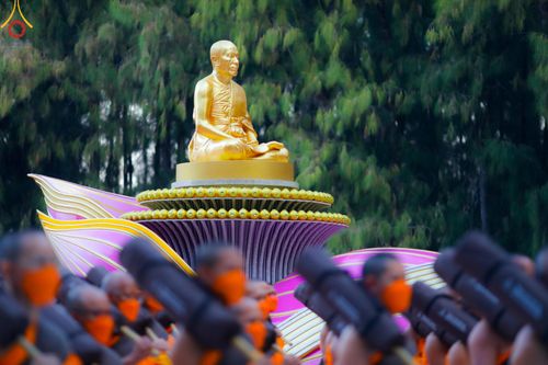 ภาพ No.106251:พระธรรมยาตราร่วมปฏิบัติธรรม และถ่ายภาพหมู่ประวัติศาสตร์ ในโครงการธรรมยาตรากตัญญูบูชา มหาปูชนียาจารย์ พระมงคลเทพมุนี(สด จนฺทสโร) พระผู้ปราบมาร  อนุสรณ์สถาน 7 แห่ง ปีที่ 12  วันที่ 4 มกราคม พ.ศ. 2567  ณ อนุสรณ์สถานมหาวิหารพระมงคลเทพมุนี จ.สุพรรณบุรี