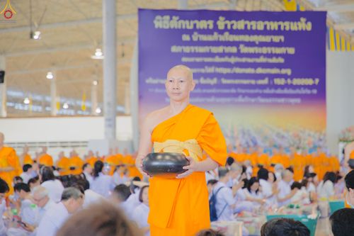 ภาพ No.311330:วันอาทิตย์ต้นเดือนที่ 1 มีนาคม พ.ศ.2569 พิธีตักบาตร และ พิธีบูชาข้าวพระ ณ สภาธรรมกายสากล วัดพระธรรมกาย